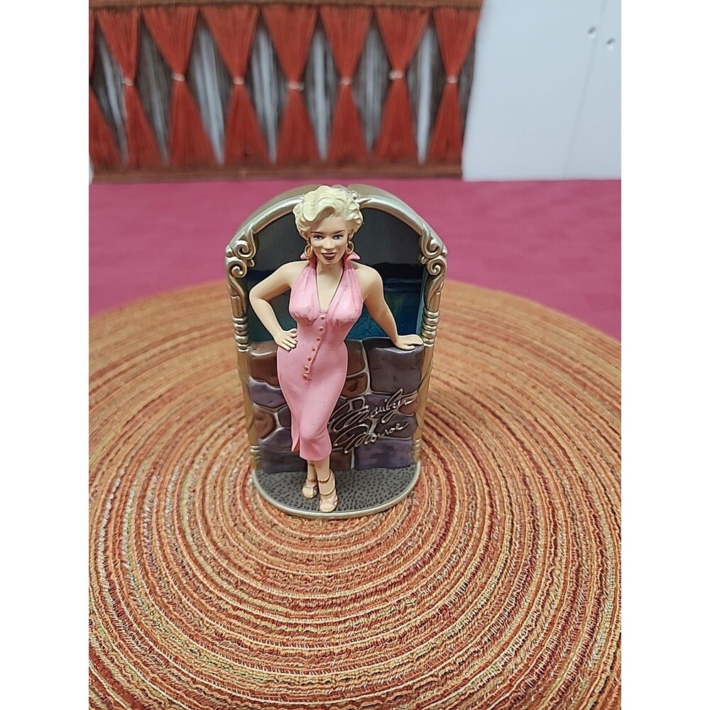 "Niagra Falls For Marilyn" Carlton Cards Christmas Ornament 2005 Blond Bombshell